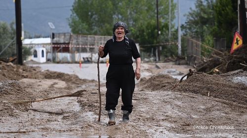 Coșmarul meteo s-a întors în Grecia: Inundaţii, alunecări de teren, ruperi de baraje, drumuri şi case inundate / Peste 250 de persoane salvate de pompieri / Un elicopter privat, prăbuşit în largul Eviei