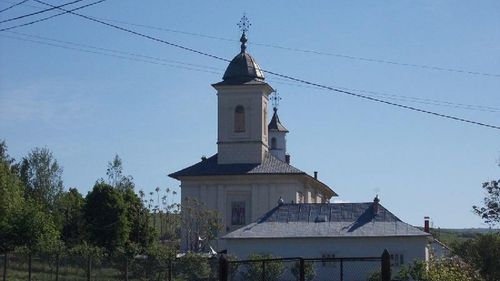 Şase preoţi au fost amendați după o slujbă cu 100 de persoane care au încălcat normele anti-COVID-19 / Slujba din comuna Tudora, desfăşurată în spaţiu închis, a fost oficiată de protopopul de Botoşani, Petru Fercal