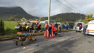 Accident cu două mașini și un microbuz în Hunedoara/ Cinci persoane au ajuns la spital