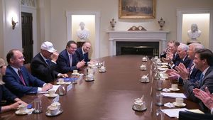 Ce mai lasă în urmă Donald Trump în Europa Centrală și de Est: Lacul Trump, Mareșalul Twitto, o statuie a Melaniei și șapca MAGA oferită președintelui Iohannis