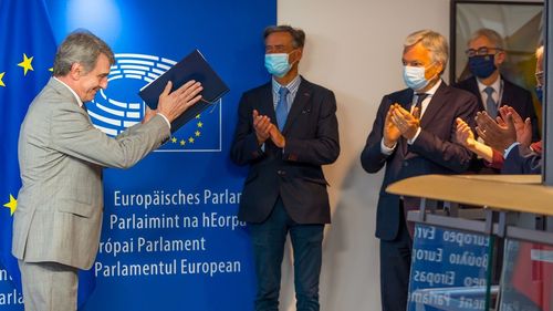 Certificatul de călătorie a primit ultima aprobare prin semnarea Regulamentului de către liderii UE / Documentul va facilita călătoriile, iar deținătorii vor fi exceptați de la alte restricții, cum ar fi carantina