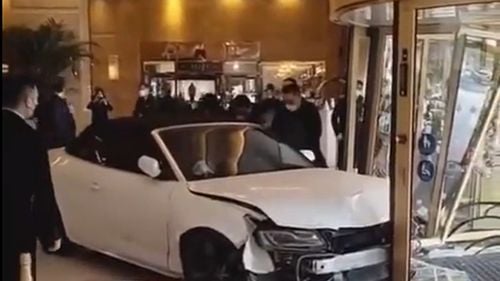 VIDEO China: un client nemulțumit a intrat cu mașina într-un hotel