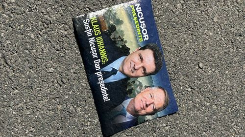 UPDATE Fluturași cu lozinca „Klaus Iohannis: Susțin Nicușor Dan președinte!” au apărut în București / Fostul președinte are un grad de încredere extrem de scăzut, iar orice asociere cu acesta are potențial dăunător / Echipa de campanie a lui Nicușor Dan va sesiza BEC
