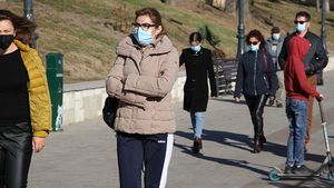 Adriana Pistol (INSP): Dacă nu ne limităm activitățile, nu evităm aglomerația, nu purtăm mască și nu ne vaccinăm, estimarea de 15.000 de cazuri zilnice la sfârșitul lui octombrie poate fi depășită / Ar trebui revenit la purtarea măștii și în aer liber