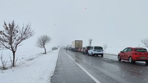 CNAIR: Circulaţia pe sensul Râmnicu Sărat - Buzău de pe DN 2, deblocată / Se circulă controlat, în convoi