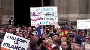 Zeci de mii de persoane au protestat în Franţa împotriva măsurilor mai stricte anti COVID