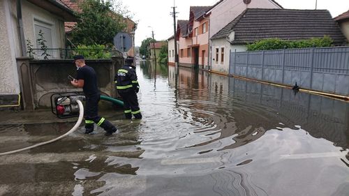 FOTO VIDEO Zeci de case au fost inundate duminică în județul Alba / Șase străzi din municipiul Alba Iulia au fost acoperite de ape