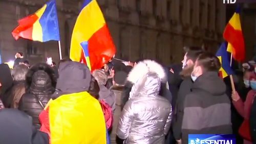 Câteva zeci de persoane s-au adunat să protesteze în fața Ministerului Sănătății. Nu lipsește senatoarea Șoșoacă