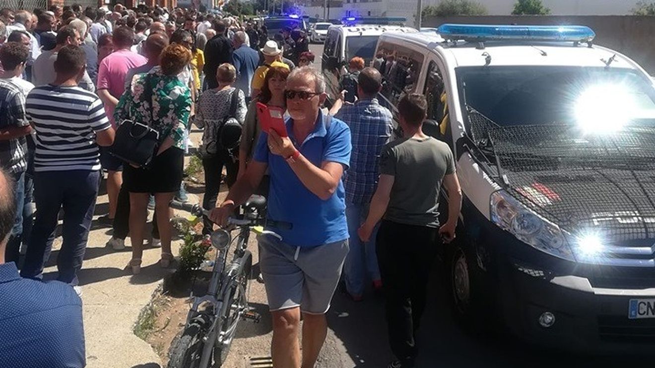 VIDEO Incidente la Castellon din cauza aglomerației la vot: Mii de români strigă ”Hoții” și ”Ciuma roșie” la cozile enorme. Poliția locală a venit la fața locului