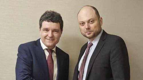 Nicușor Dan, întâlnire cu opozantul rus Vladimir Kara-Murza, un critic proeminent al lui Vladimir Putin: “Onorat să mă întâlnesc cu președintele ales al României”