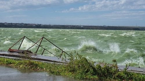METEO Peste jumătate de țară sub cod galben de vânt puternic/ Ninsori şi viscol la altitudini înalte în Carpaţii Orientali