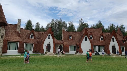 Mesaj RO-Alert după semnalarea prezenţei unei ursoaice cu doi pui în zona Castelului de Lut Valea Zânelor, din județul Sibiu