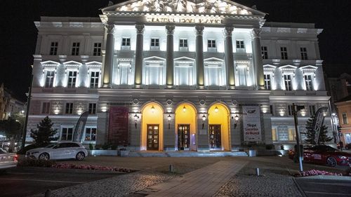 Tencuială căzută de pe clădirea Teatrului de Stat din Arad, reabilitată acum doi ani