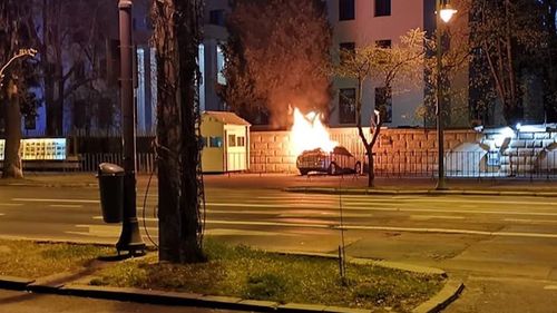 Ambasada Rusiei la București face precizări în cazul bărbatului autoincendiat în fața clădirii: Doi funcționari au încercat să-l salveze ”riscându-și viața” și au turnat apă ”deasupra porților”