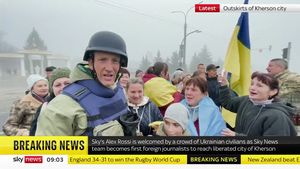 Un corespondent Sky News, întâmpinat de mulțimi euforice de civili ucraineni la Herson