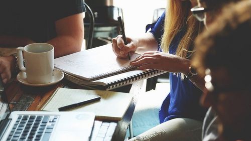 Studiu: Angajații români, cei mai stresați și temători din Europa Centrală și de Est, dar ultimii la terapie. Ungurii, cei mai dornici să muncească în altă țară