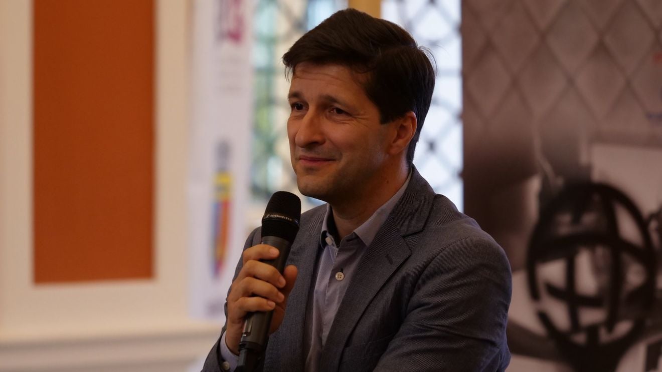 Un președinte pentru liniștea lor: Ion Iliescu, nașul capitalismului de cumetrie