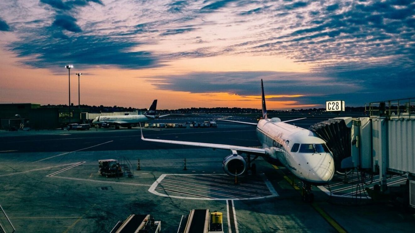 Bilete de avion mai ieftine: De ce este riscant să ”deturnezi” destinația zborului