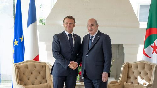 Criza franco-algeriană: Președintele Emmanuel Macron își recheamă ambasadorul de la Alger pentru consultări și anunță expulzarea a 12 oficiali algerieni, ripostând “simetric”