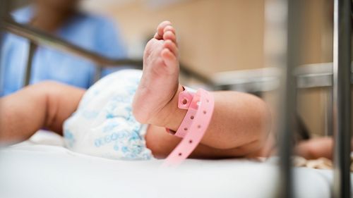 Medic: Cazurile de COVID în rândul copiilor, mai multe decât cele de gripă, în această toamnă / Au fost și nou născuți infectați la doar 20 de zile / În general sunt simptome ușoare, mai puțin agresivă decât Omicron