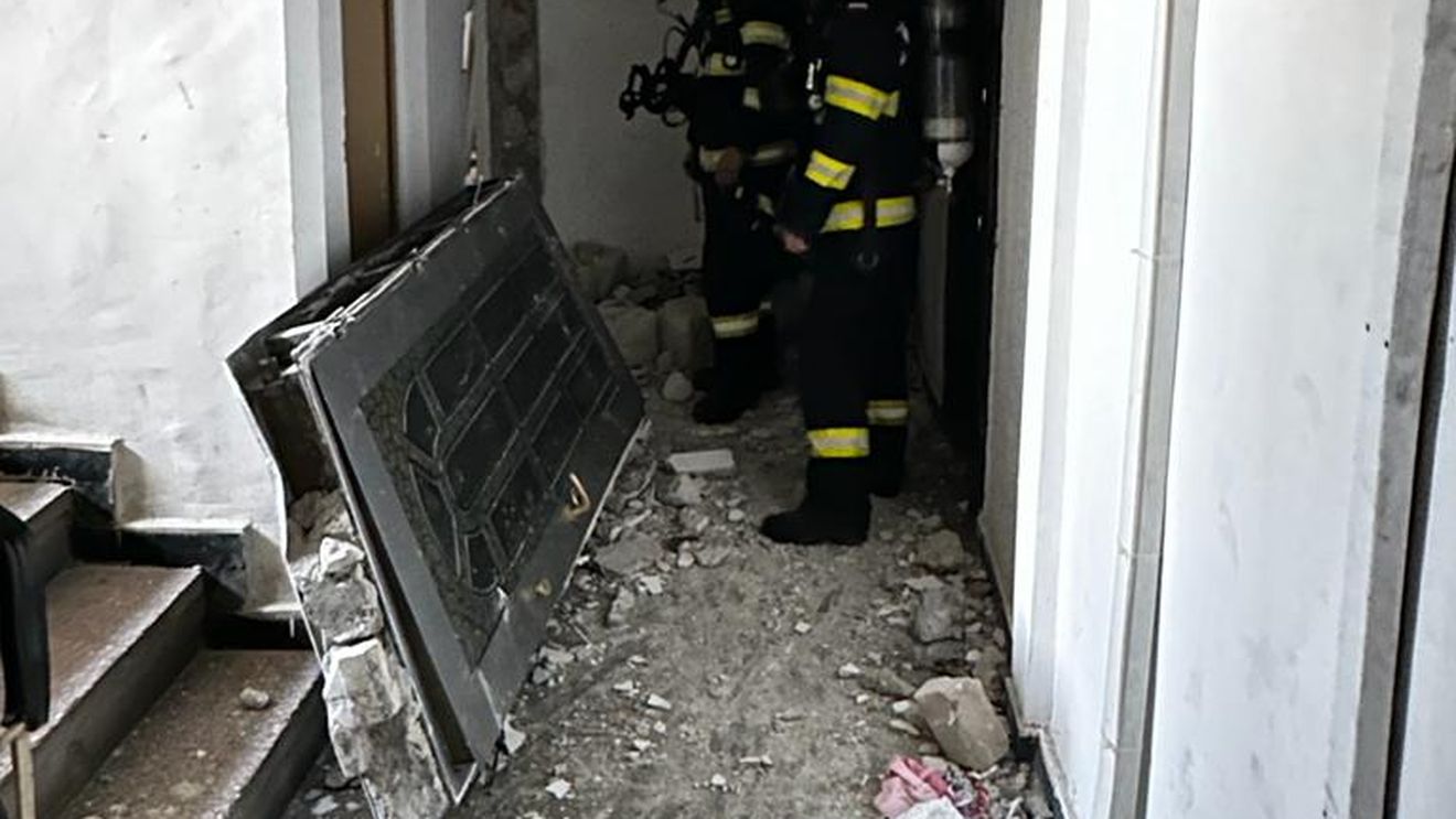 Explozie într-un bloc cu zece etaje din Bacău / Un bărbat a fost găsit inconştient în locuinţa unde s-a produs deflagraţia