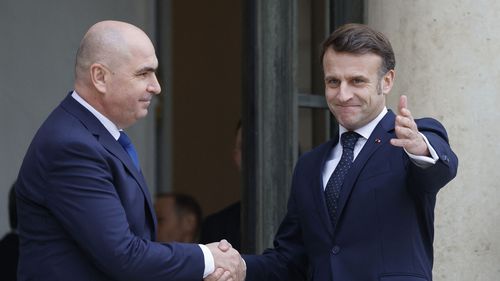 VIDEO Ilie Bolojan, primit de Emmanuel Macron la Elysée / Președintele interimar al României și premierul Luxemburgului sunt prezenți la Paris / La reuniunea informală participă prin videoconferință și premierul Canadei și alți 17 lideri ai țărilor europene