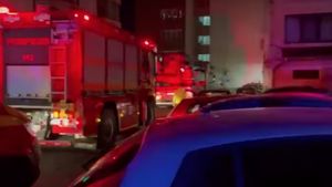Demolarea unei mansarde din Râmnicu Vâlcea, distrusă în urma unui incendiu, respinsă în instanţă / Unii proprietari se opun montării acoperișului până nu primesc despăgubiri / Mai multe familii se plâng că le plouă în casă