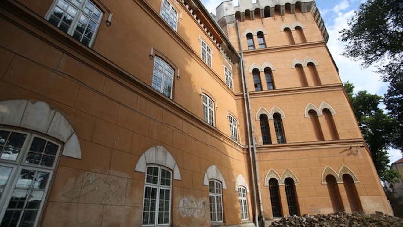 Ziduri din secolul al XIV-lea, descoperite în timpul lucrărilor de restaurare a Castelului Huniade din Timişoara / Făceau parte din reşedinţa regală a lui Carol Robert de Anjou