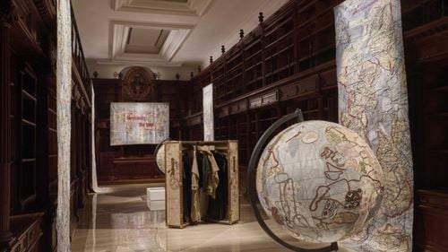 Casa de modă de lux Dior și biblioteca Vaticanului dezvăluie expoziția „En Route”, conexiunea dintre modă și călătorie