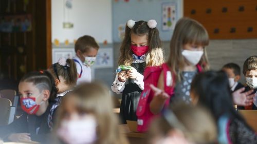 Omicron lovește dur școlile din Europa și planurile lor de revenire la clasă după Anul Nou – analiză Bloomberg