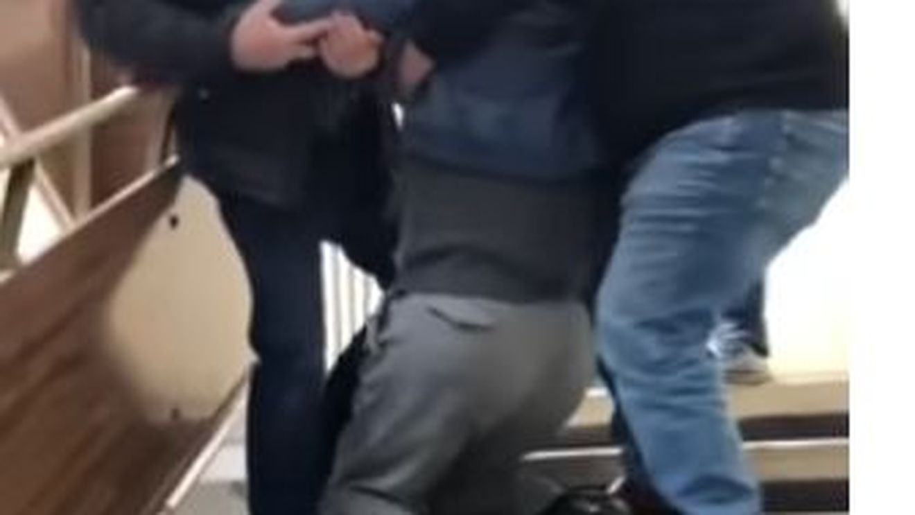 VIDEO Control al DSP Prahova la o policlinică din Ploieşti, după ce imagini cu un pacient cu probleme locomotorii, târât pe scări de două persoane, au apărut în spaţiul public