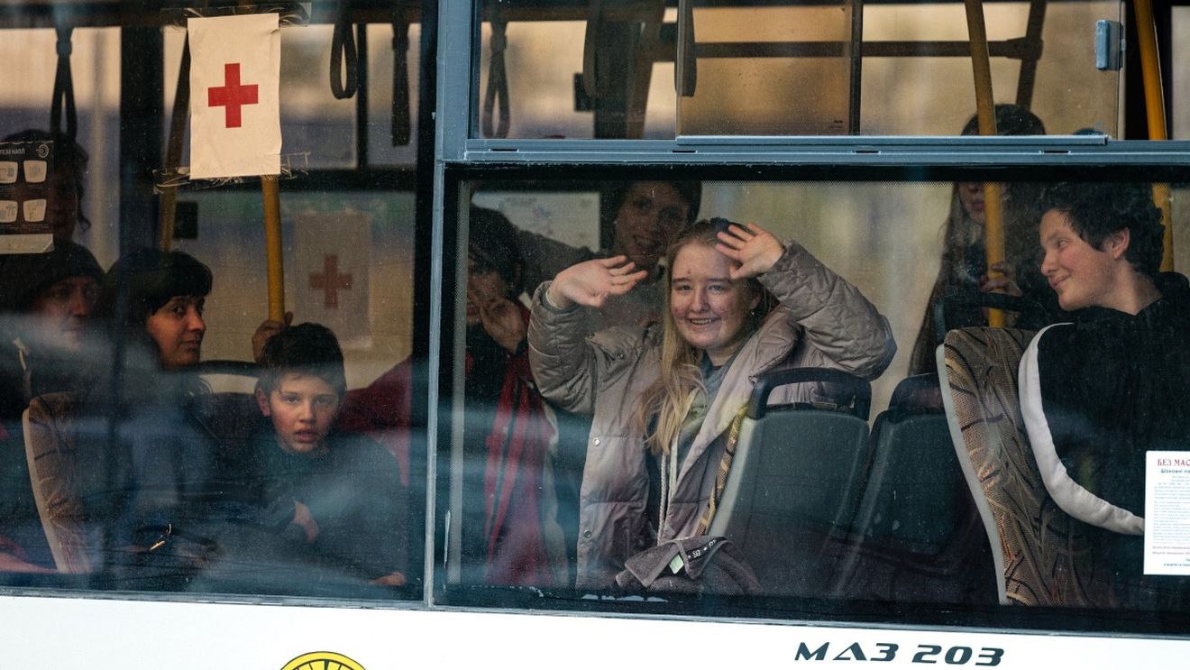 Se așteptă noi evacuări din oraşul asediat Mariupol, vineri, afirmă ONU