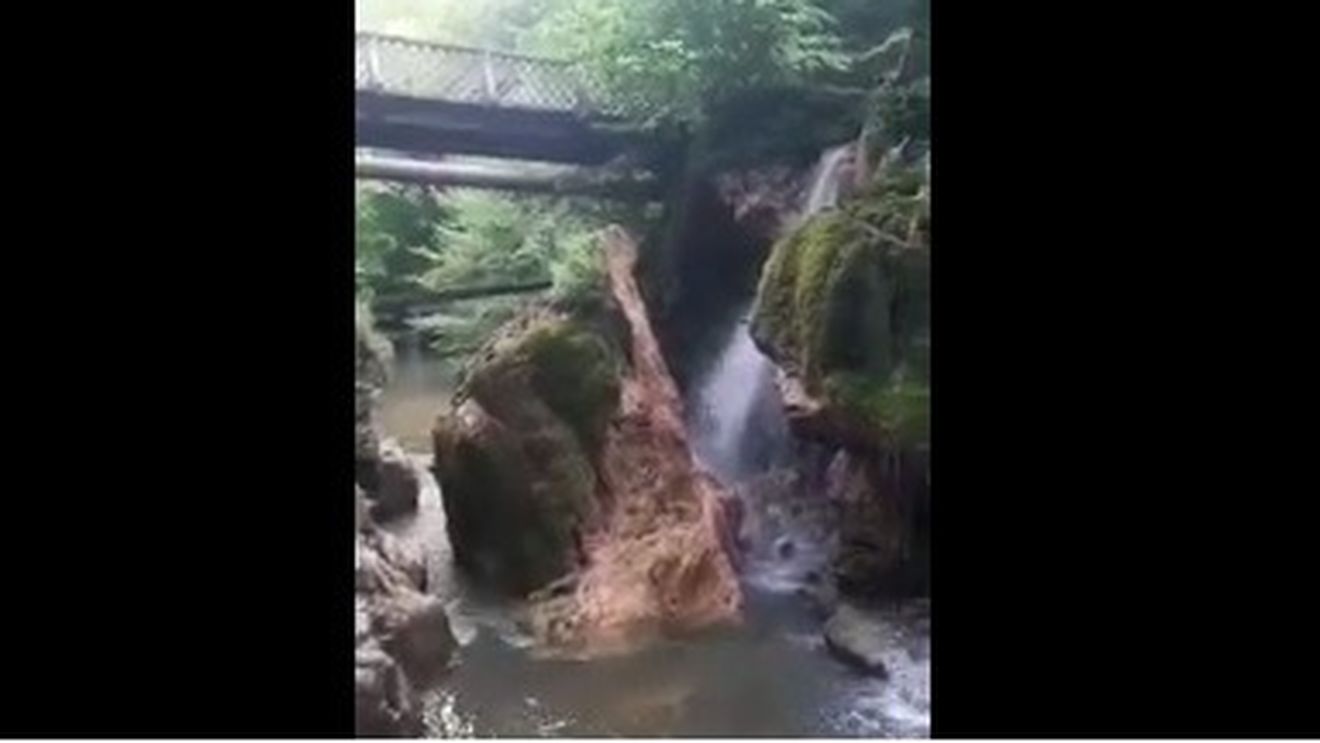 Numărul turiștilor interesați de Cascada Bigăr, în scădere / 1.700 de persoane au fost interesate de cascadă în acest an, față de 3.700, anul trecut