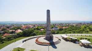 Obeliscul lui Horea, Cloşca şi Crişan din Alba Iulia se înclină / Primar: ”Am început demersurile pentru realizarea unei expertize tehnice şi a unui studiu geotehnic” / Este înalt de peste 20 de metri și a fost construit în 1937