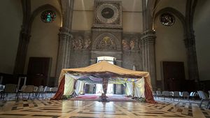 Un cort a fost amplasat în Domul din Florența, pentru a marca Ziua mondială a migranților și refugiaților / A fost împodobit cu covoare și textile oferite de persoane de diferite naționalități, inclusiv români