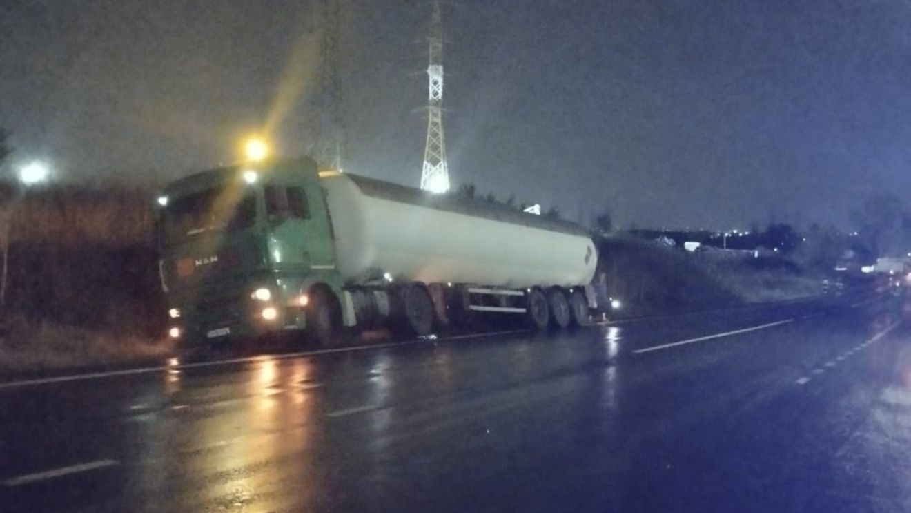 Cisternă cu gaz, înclinată pe o parte într-un şanţ pe Centura București / Traficul a fost oprit în zona localității Glina
