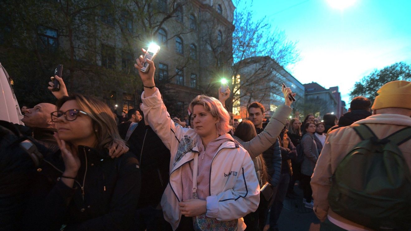 Zecii de mii de maghiari au participat la o manifestaţie la Budapesta împotriva legii ce restrânge finanţările din străinătate pentru ONG-uri şi presă