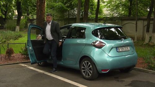 VIDEO: PSD organizează „Adevărata Vineri verde” / Marcel Ciolacu a venit la partid cu o mașină electrică împrumutată și a anunțat că a comandat o Dacie electrică