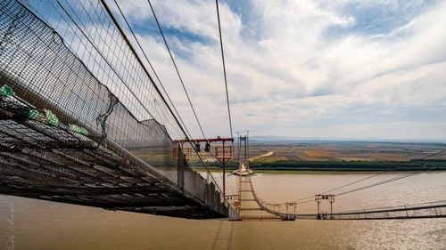 VIDEO Podul peste Dunăre de la Brăila: Noi imagini spectaculoase de la montarea cablurilor principale