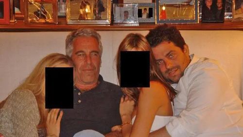 Brett Ratner, regizorul filmului „Melania” apare în dosarul Epstein /  Îmbrățișează o femeie pe canapeaua de lângă Jeffrey Epstein / Fotografia a fost publicată de Departamentul de Justiție al SUA