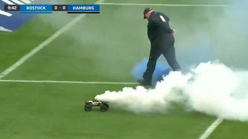 Meciul Hansa Rostock - Hamburger SV, din Bundesliga 2, întrerupt din cauza unor maşinuţe cu fumigene care au intrat pe teren / Patru din cele cinci meciuri din Bundesliga de sâmbătă au fost întrerupte de proteste
