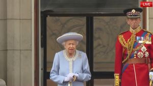 VIDEO Moment istoric în Marea Britanie: 70 de ani de domnie ai reginei Elisabeta a II-a / Suverana și-a făcut prima apariție la balconului Palatului Buckingham, pentru a saluta mulțimea