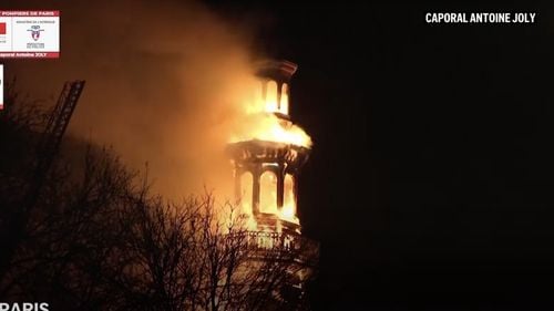 Incendiu violent la Paris, la sediul Primăriei Arondismentului al XII-lea, un edificiu impozant din 1876, a cărui clopotniţă a fost cuprinsă de flăcări