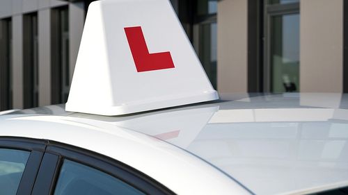Se reiau testele de conducere în Anglia și Țara Galilor după aproape patru luni de pauză. Locurile la teste sunt ocupate până în august