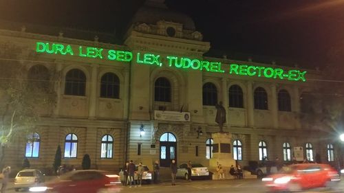 Proiecție cu laser pe Universitatea AI Cuza din Iași: Dura lex sed lex, Tudorel rector - ex