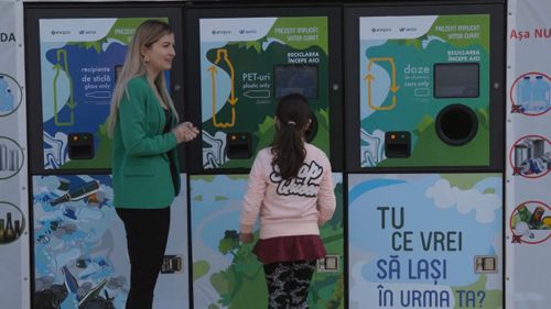 VIDEO Prima comună din România cu un centru de colectare şi returnare a recipientelor din plastic, sticlă şi aluminiu. Primarul Iulia Stănilă: Copiii au curăţat toate văile și şanţurile de pet-uri şi au venit şi le-au reciclat