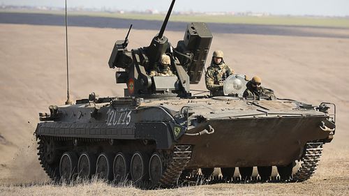 VIDEO | Armata Română în secolul XXI: trupe transportate în arhaicul TAB-77 și ajutate în luptă de o versiune a relicvei sovietice BMP-1