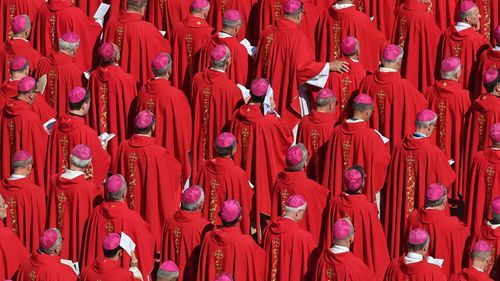 Calea negocierii succesiunii lui Francisc, deschisă după înhumarea iezuitului argentinian. Conclavul se deschide în mod tradiţional între a 15-a şi a 20-a zi de la moartea Papei, adică între 5 şi 10 mai