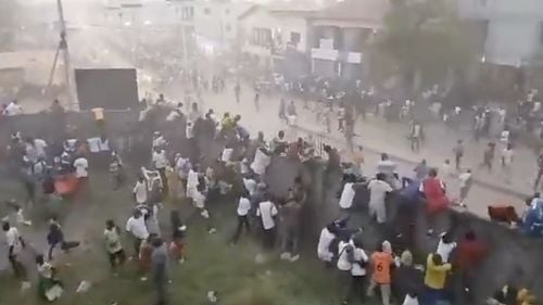 „Cadavre aliniate cât vezi cu ochii”: zeci de morți după confruntări la un meci de fotbal din Guineea