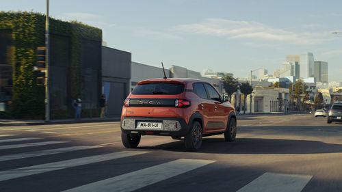 Înmatriculări de autoturisme noi în România au crescut în iunie cu 62% față de anul trecut. Dacia, Toyota și Renault conduc clasamentul pe întregul an